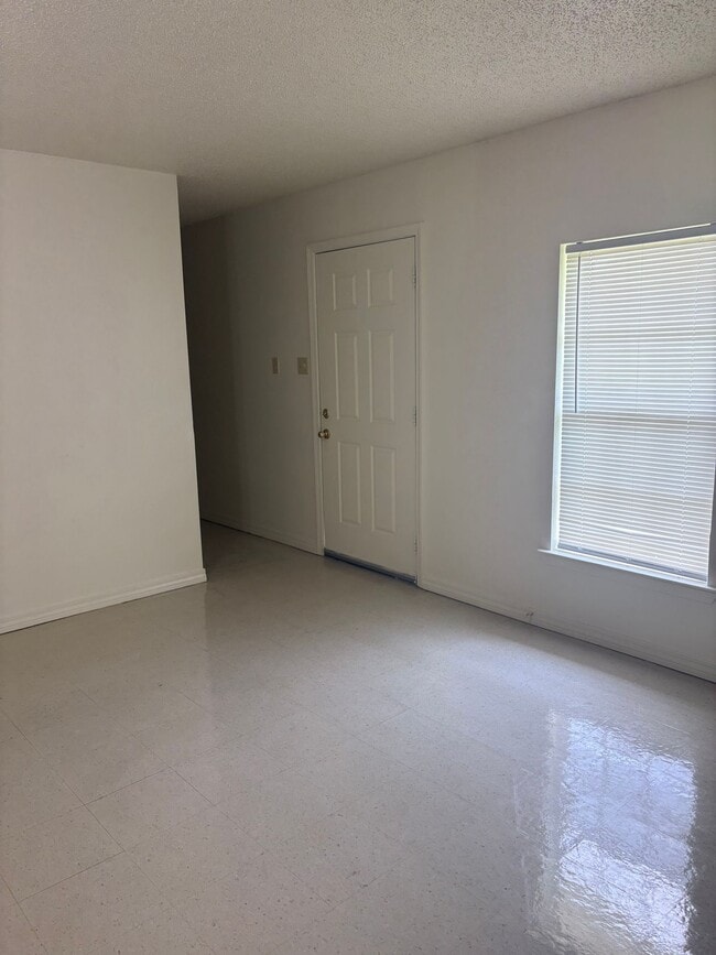 Building Photo - Waveland Duplex