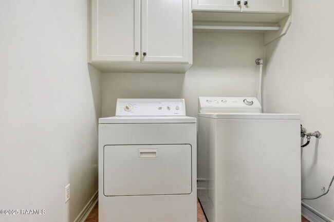 Building Photo - 101 Alonda Dr