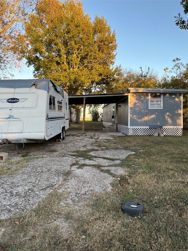 Building Photo - 305 7th St