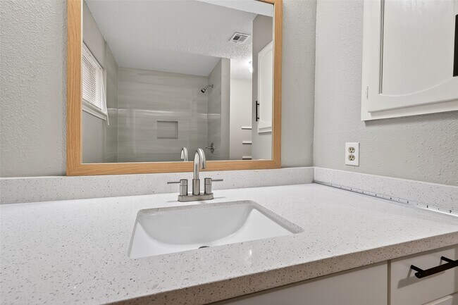 Building Photo - 4002 Cedar Ridge Ct