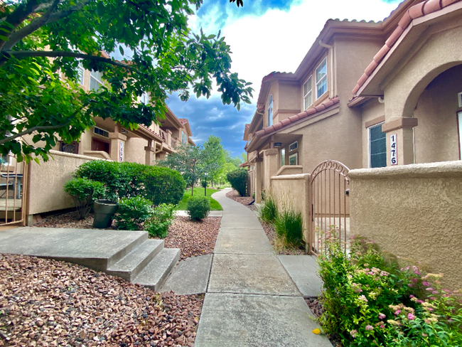 Building Photo - 1476 Courtyard Heights