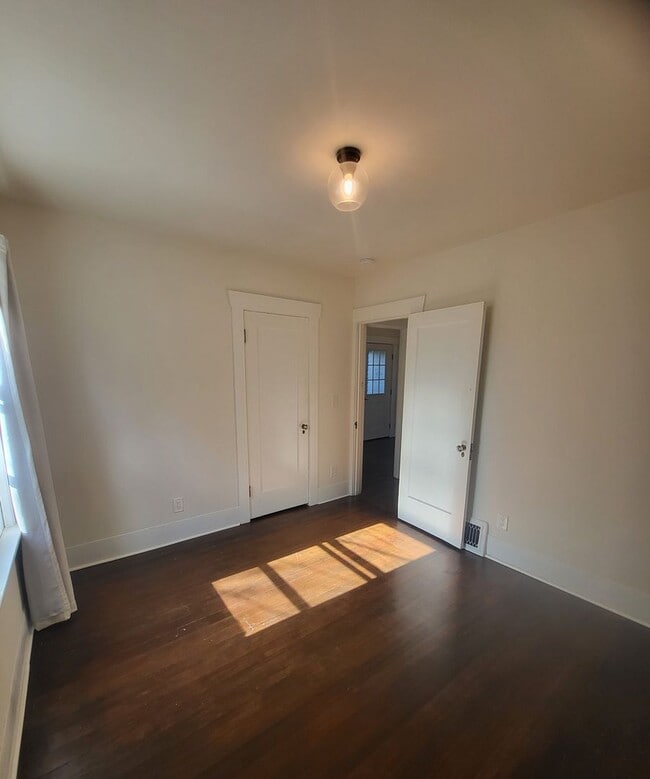 Building Photo - Khara, J - 1208 #B