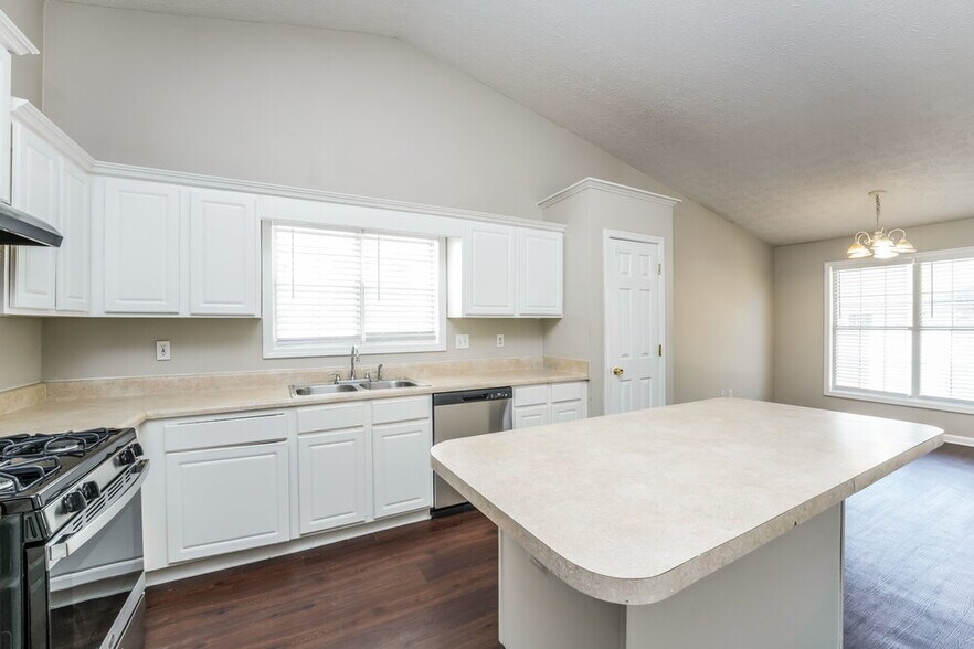 Building Photo - 920 Glen Oaks Ln