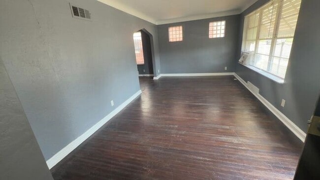 Building Photo - Beautiful 2 Bed 1 Bath For Rent!