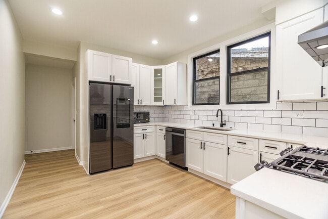 Building Photo - 3111 N Oakley Ave