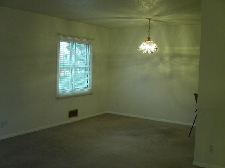 Building Photo - 10326 Balsam Ln