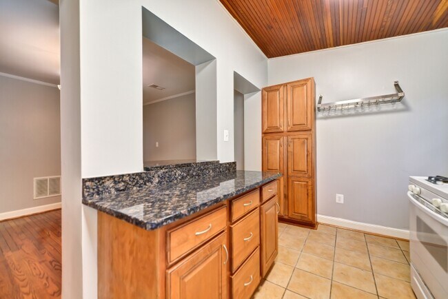 Building Photo - 1921 9 1/2 St NW