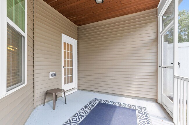Building Photo - Serene Cul-de-Sac Retreat: 3BR Hillsboroug...