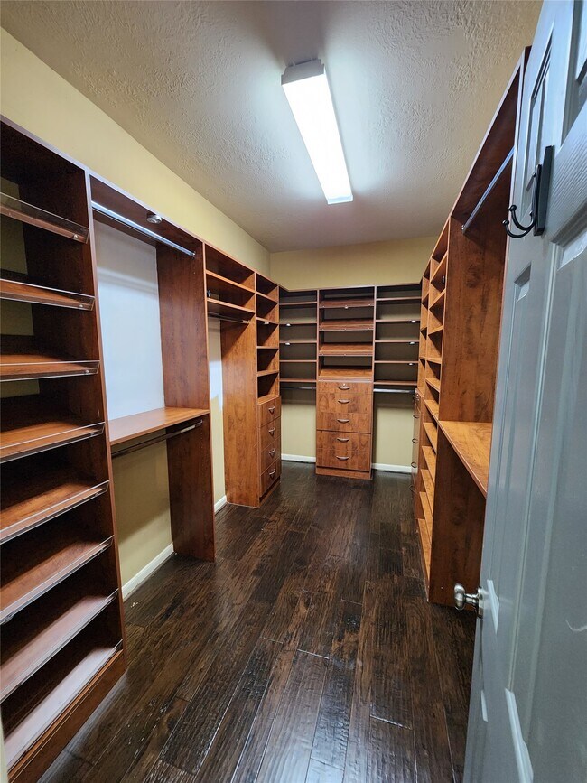 Building Photo - 16935 Jelly Park Stone Dr