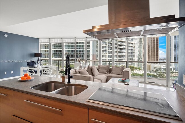 Building Photo - 495 Brickell Ave