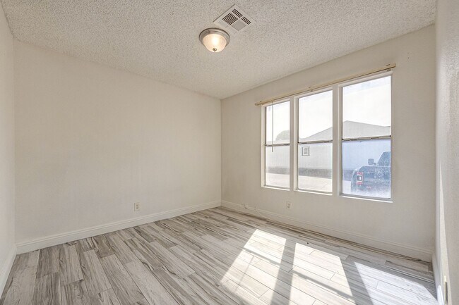 Building Photo - Charming Single-Level Townhome with Modern Flooring & Update Bathroom & Kitchen