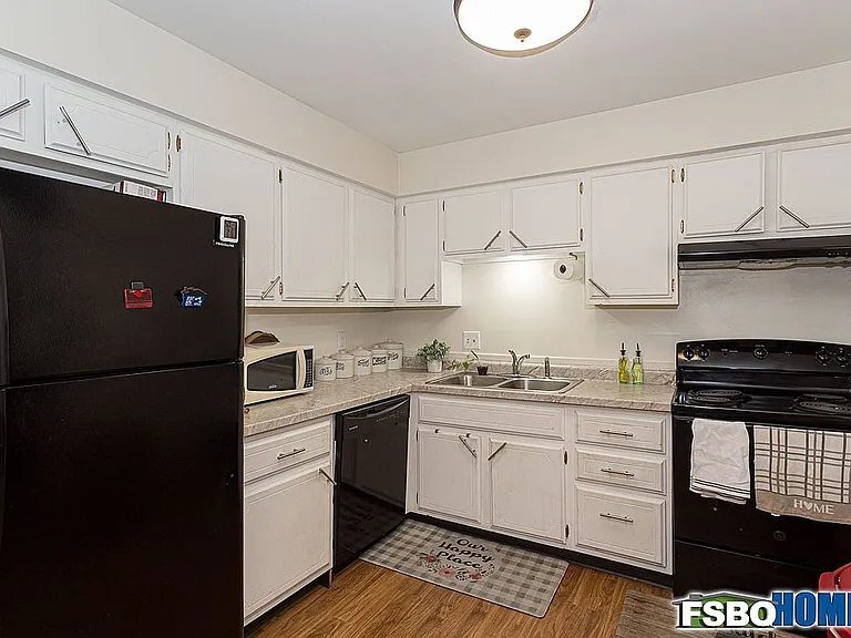 Building Photo - 2615 Hawthorne Dr