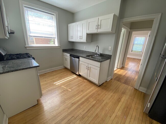 Building Photo - 734 Reba Pl