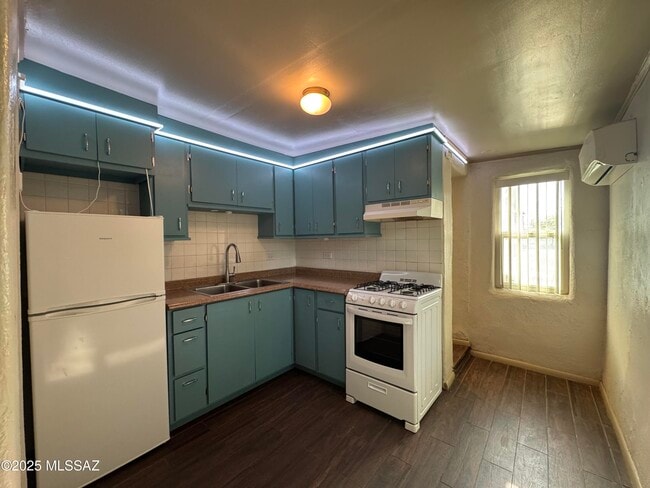Building Photo - 2734 N Martin Ave