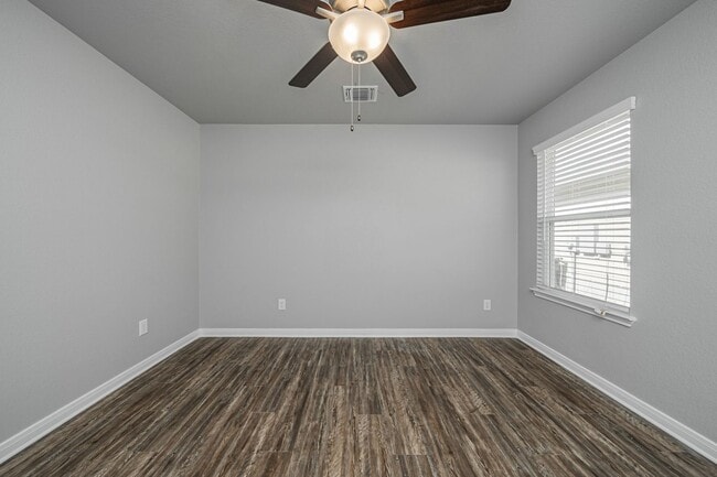 Building Photo - 521 Fallbrook Dr