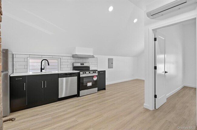 Building Photo - 165 W Main St