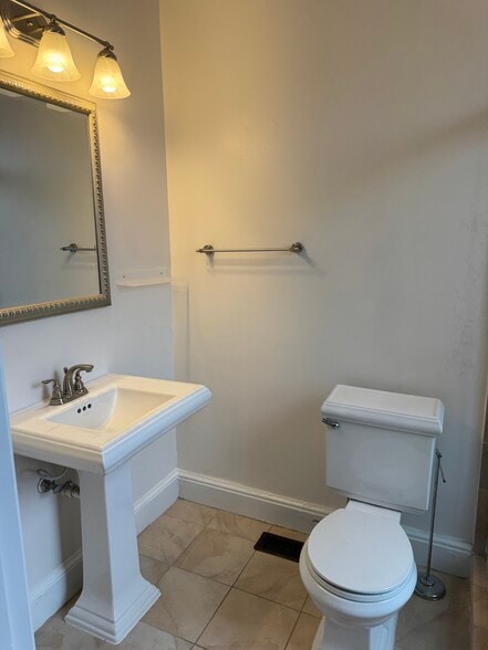 Building Photo - 823 8th St NE