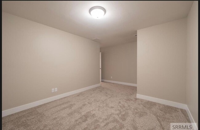 Building Photo - 4 bed 3 bath twin home in Idaho Falls 2 sets of washer and dryers are included in this unit