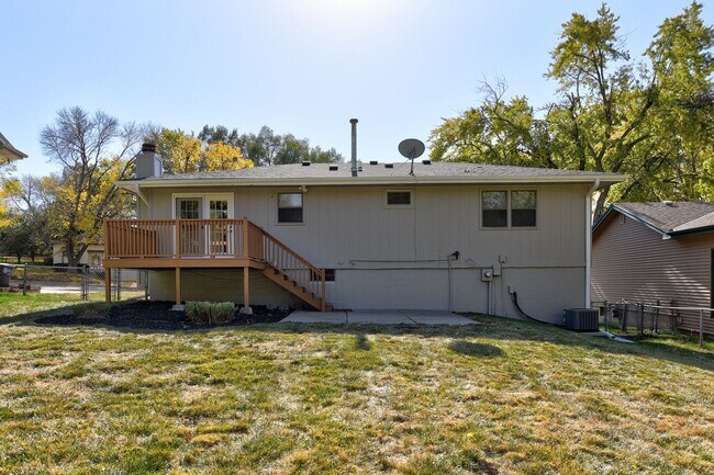 Building Photo - Large home in quiet neighborhood