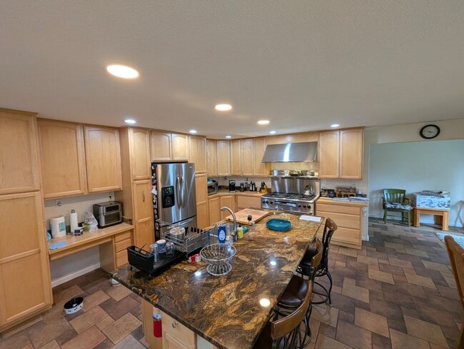 Building Photo - Spacious Upstairs Master Bedroom for Rent