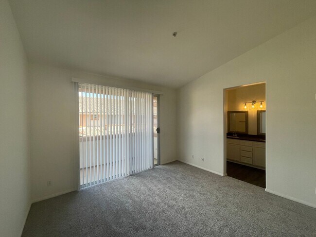 Building Photo - 2 Bedroom 2 Bath, Upper Unit Condo in the ...