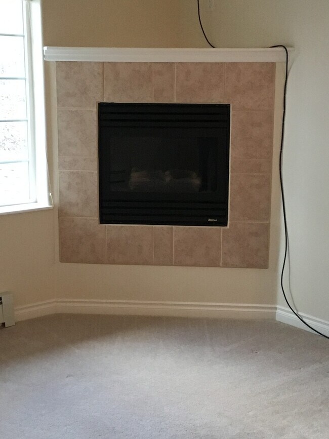 Building Photo - NEW CARPET THROUGHOUT| 2-Bedroom Townhome with Garage