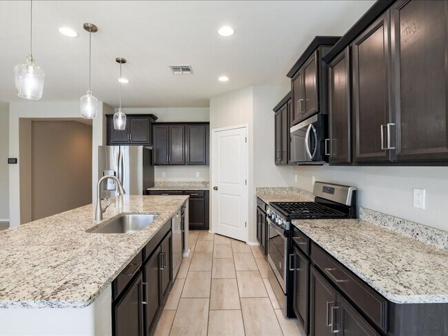 Building Photo - 4 Bedroom 2 Bathroom