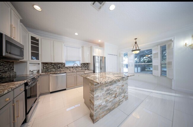 Building Photo - 5456 Los Palma Vista Dr