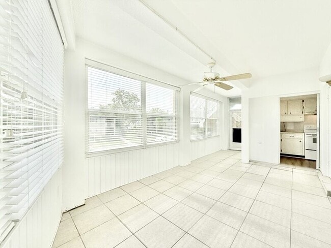 Building Photo - 445 32nd Ave N