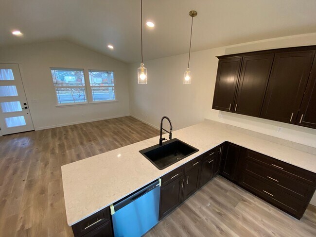 Building Photo - Newer Home for Lease! 3br 3ba - FIRST MONT...