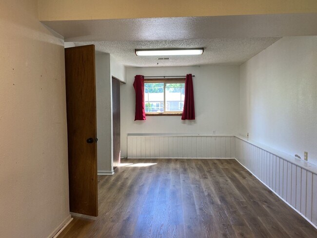 Building Photo - STUDENTS WELCOME! 4 Bed 3 Bath Home in West Ft Collins w/ Garage and Fenced Yard - Lawn Care Incl...