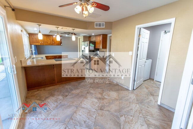 Building Photo - 944 W Meseto Ave