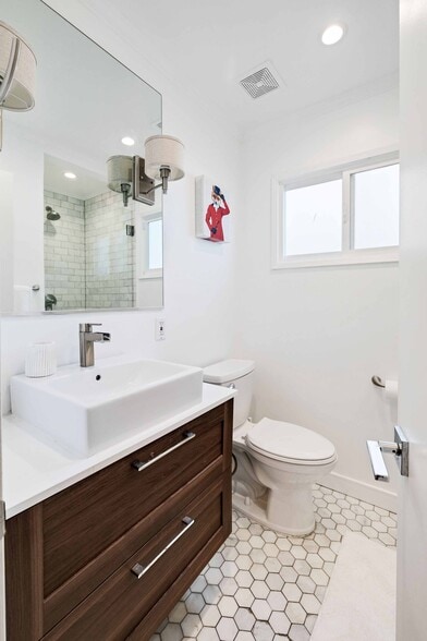 Building Photo - 1221 10th St