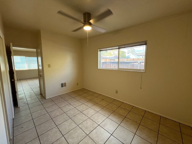 Building Photo - Spacious Updated 1 bedroom, 1 bath Availab...