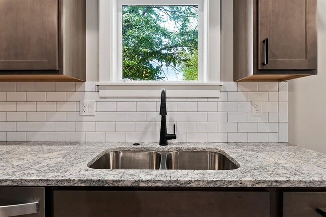 Building Photo - ? MOVE IN SPECIAL! ? $99.00 1st month rent...