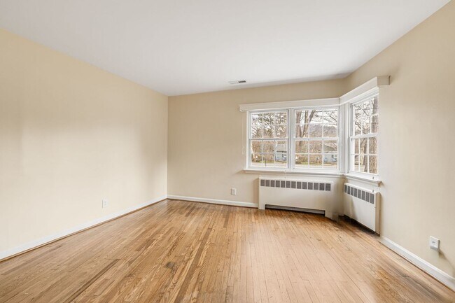Building Photo - Bright & Inviting 2-Bedroom Home with Fenced-In Yard, Garage & Lawn Care Included