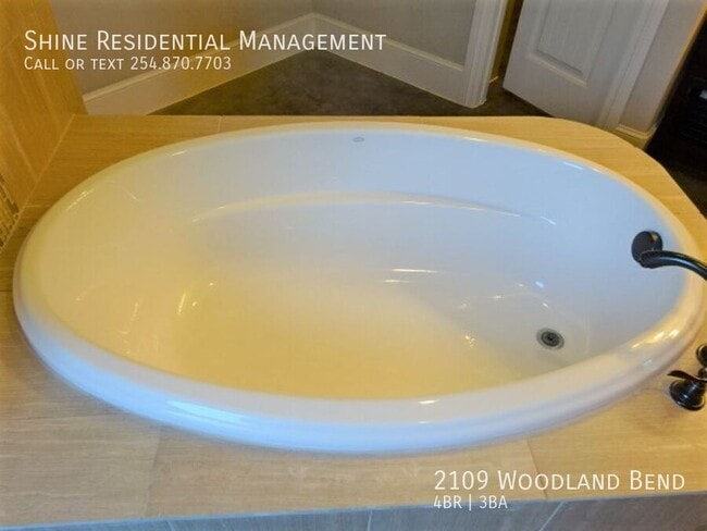 Building Photo - 2109 Woodland Bend Rd