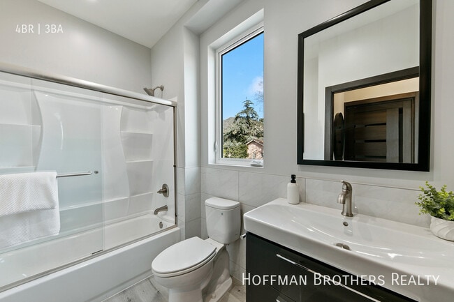 Building Photo - 13621 N Fellows Ave