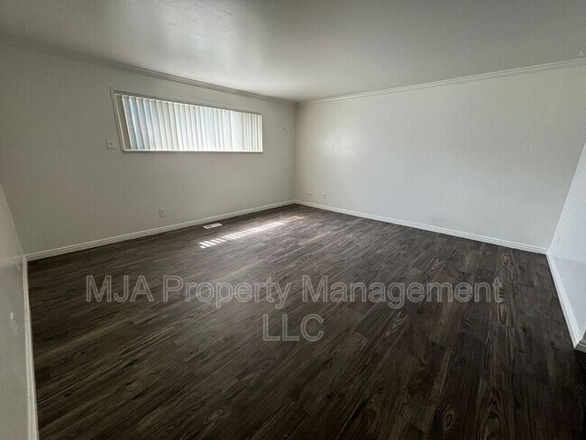 Building Photo - 1735 S Holladay Blvd
