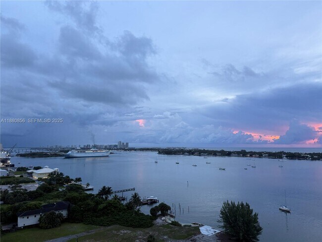 Building Photo - 5600 N Flagler Dr