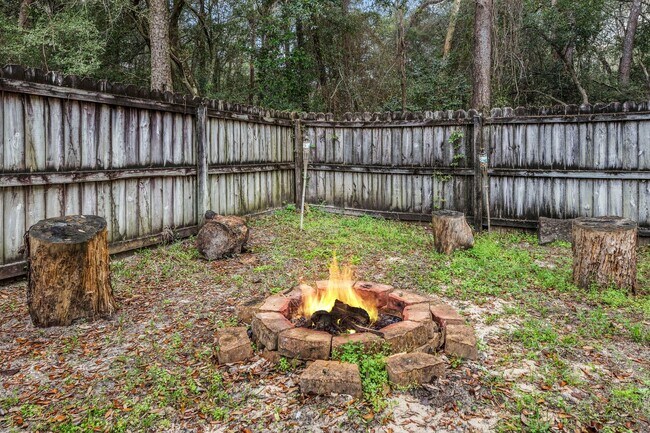 Building Photo - Modern Comfort in the Heart of Niceville!