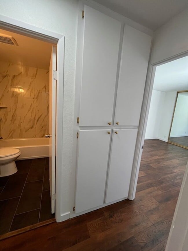 Building Photo - 3 bed 1.5 bath 2 story condo in Park Place...