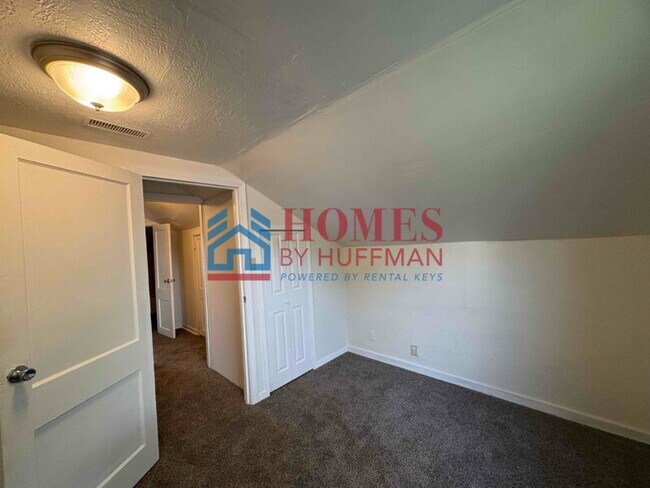 Building Photo - Three Bedroom House | Detached Garage