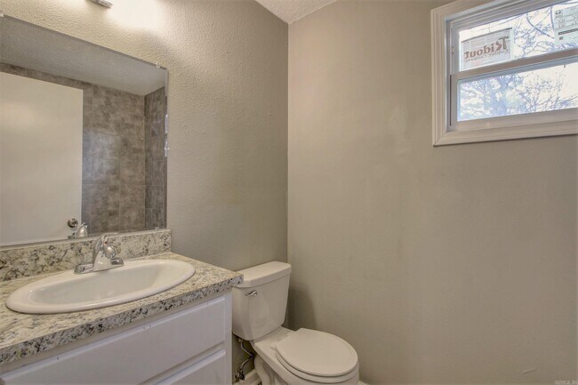 Building Photo - 1900 Labette Manor Dr