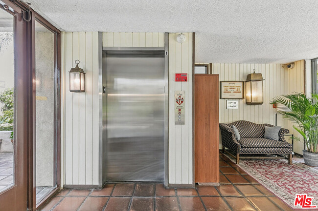 Building Photo - 320 S Ardmore Ave