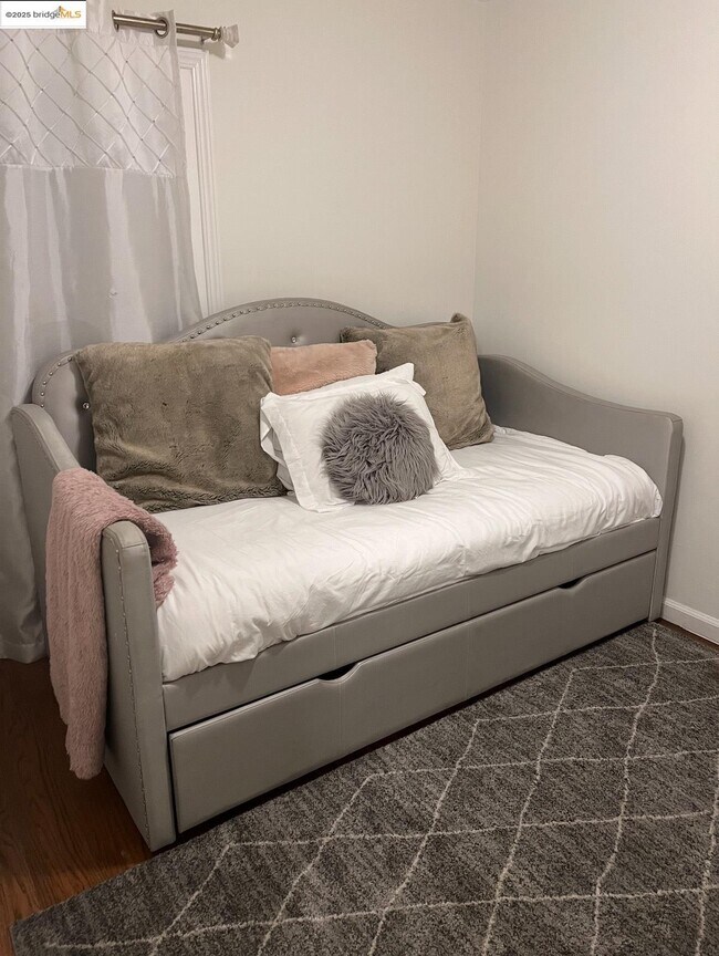 Building Photo - 640 Myrtle Ave