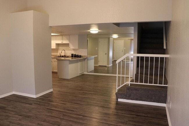 Building Photo - Beautiful remodeled 3 bedroom 2.5 bathroom in down town St George!