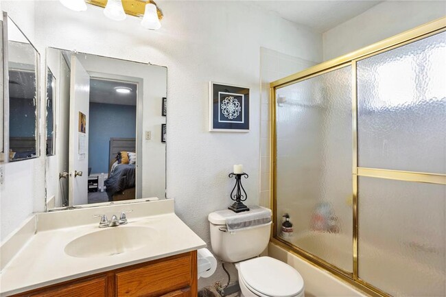 Building Photo - 1103 W Brompton Dr