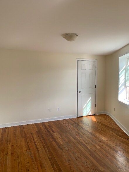 Building Photo - 1002 Main St