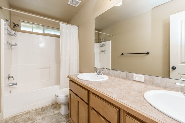 Building Photo - 994 E Winding Creek Dr